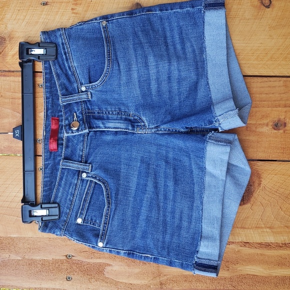 Jennifer Lopez Denim Short 2 - Picture 5 of 7